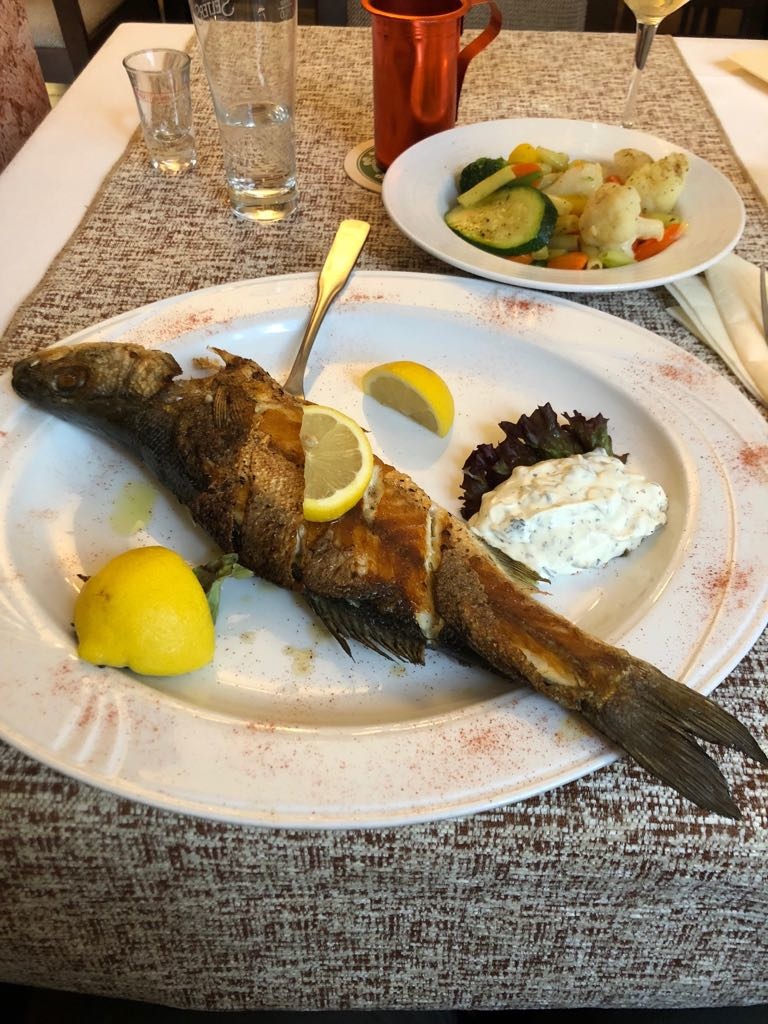 frische Fischgerichte im griechischen Restaurant Akropolis