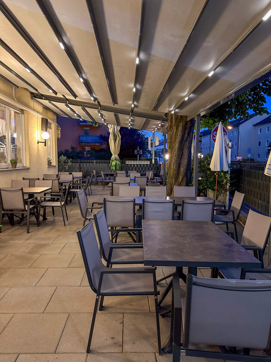 Außenbereich vom griechischen Restaurant Akropolis