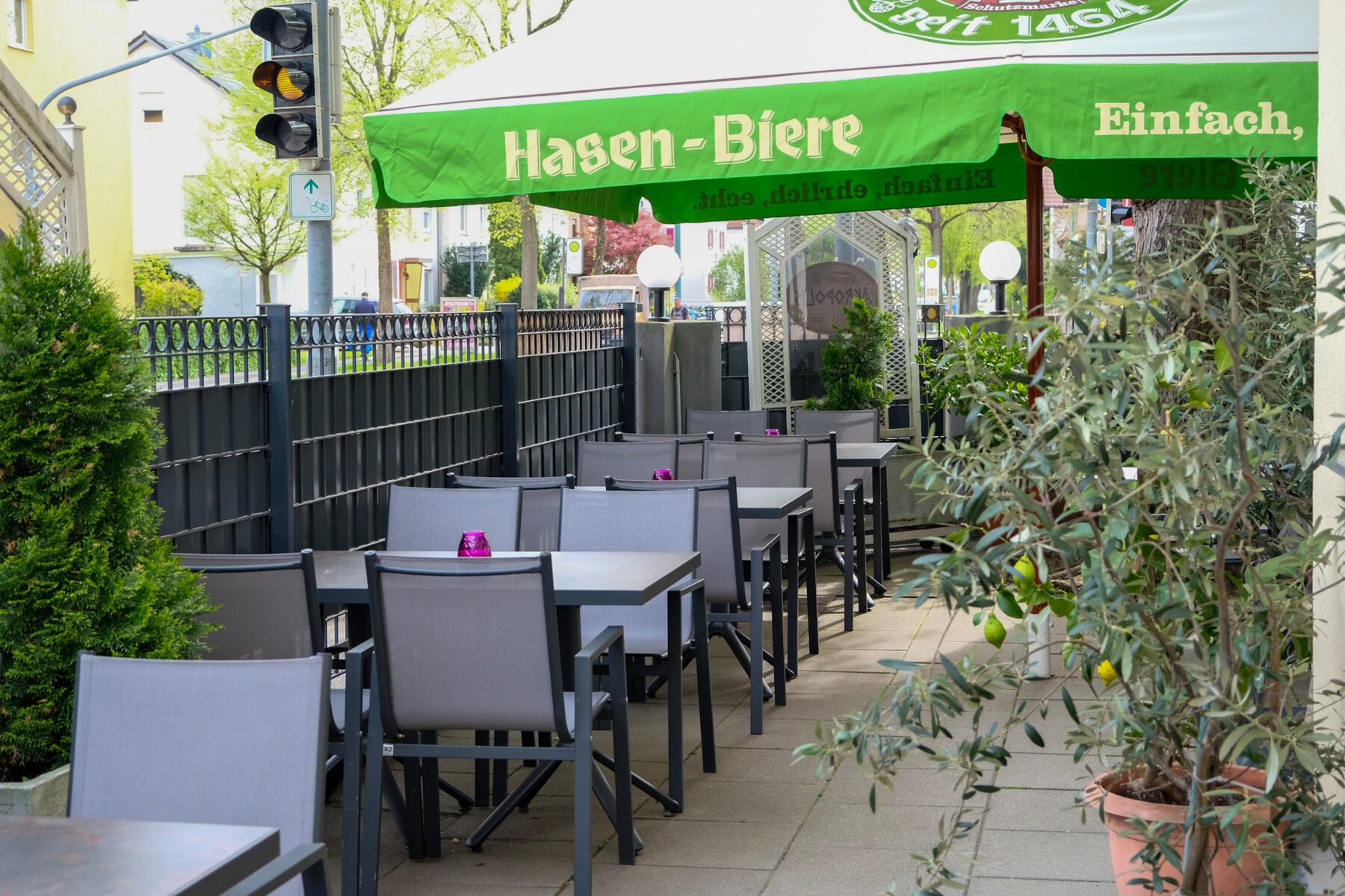 Außenbereich des griechischen Restaurants Akropolis